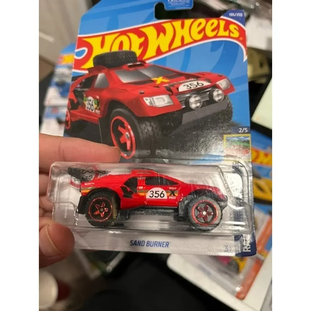 LOT OF 10 DIFFENT COLLECTIBLE HOT WHEELS (CAR AND TRUCKS FROM MATTEL 2021 )17-5